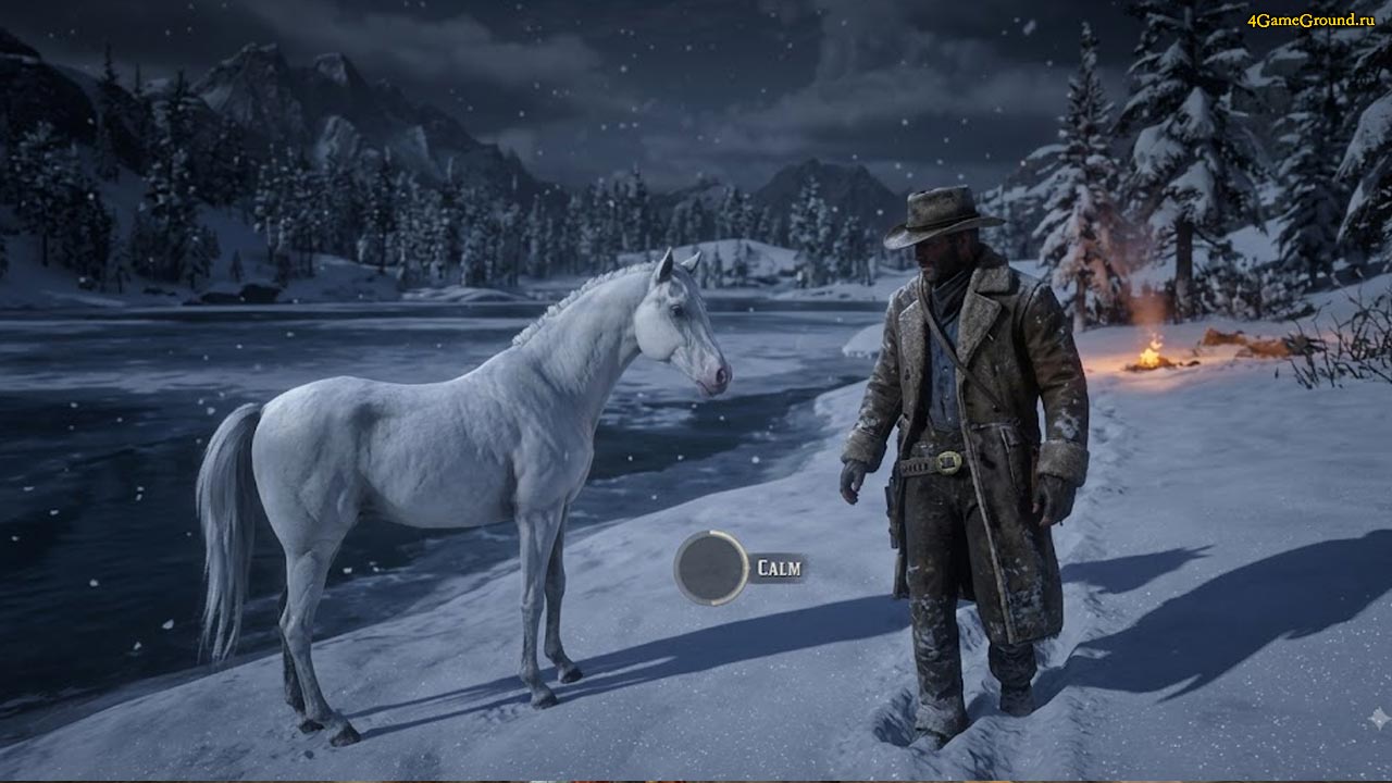 Белая Арабская лошадь RDR 2 Артур Морган в теплой зимней куртке медленно подходит к дикой белой лошади на заснеженном берегу замерзшего озера, вид от третьего лица